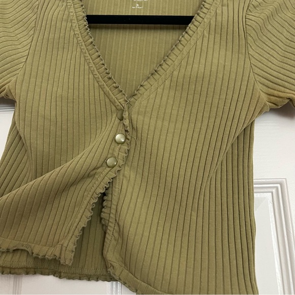 Avocado Green Opened Button Cropped Top with a Lettuce Trim (Pacsun, Size M) - Picture 3 of 4